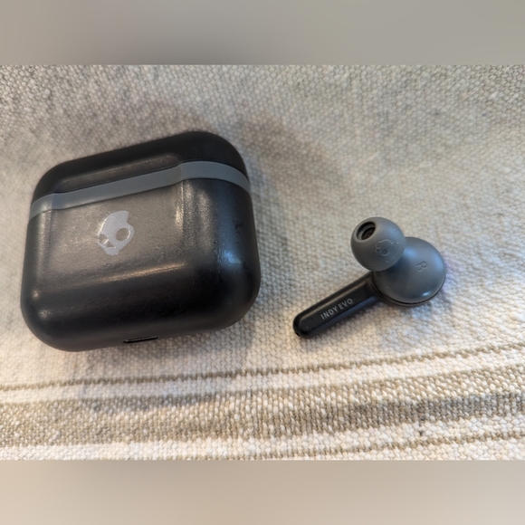 Skullcandy right earbud & charging case - Picture 4 of 4